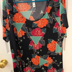 Excellent condition lularoe classic tee!